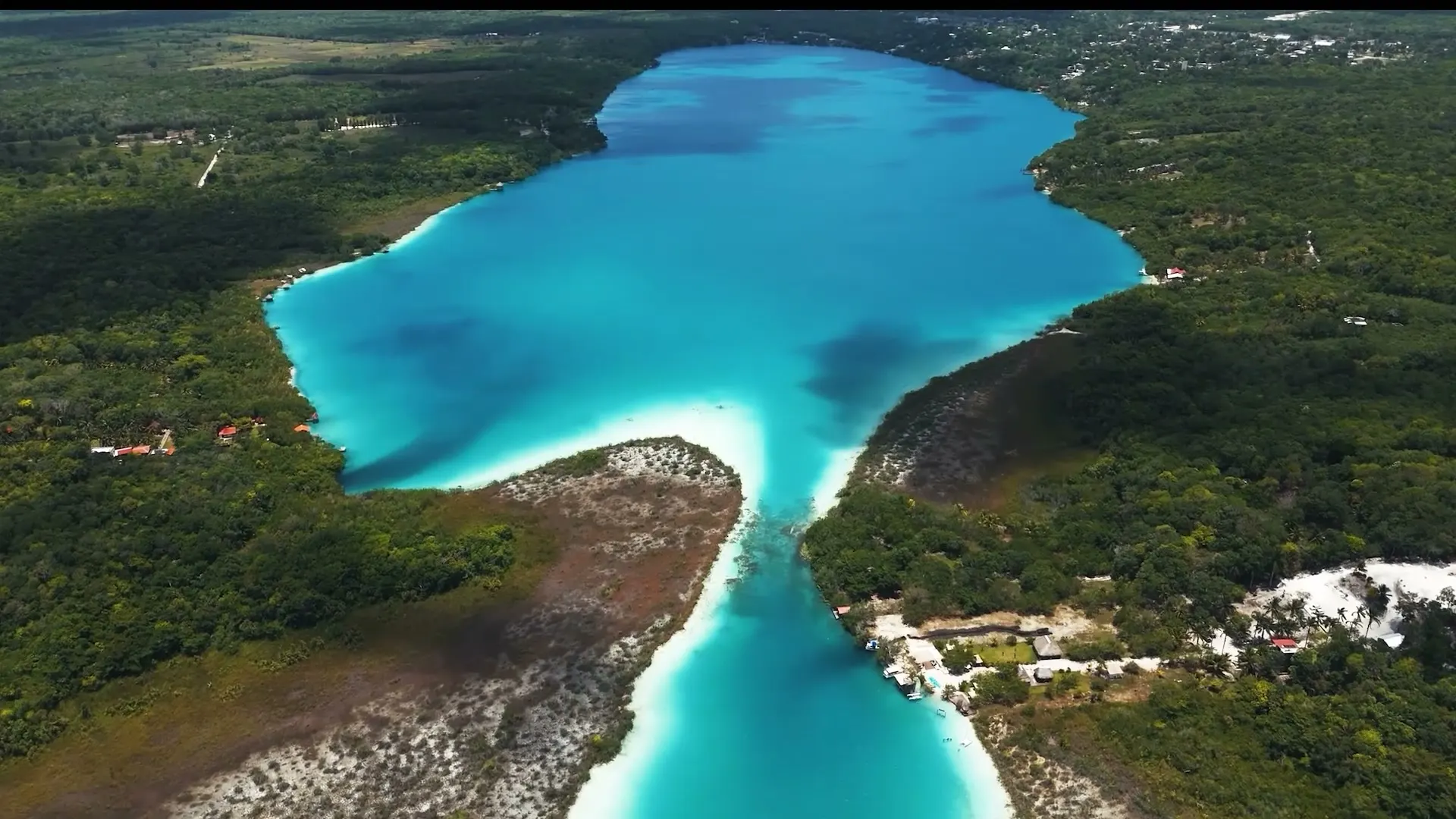 Vista aérea de la laguna de Bacalar, en el sur de Quintana Roo