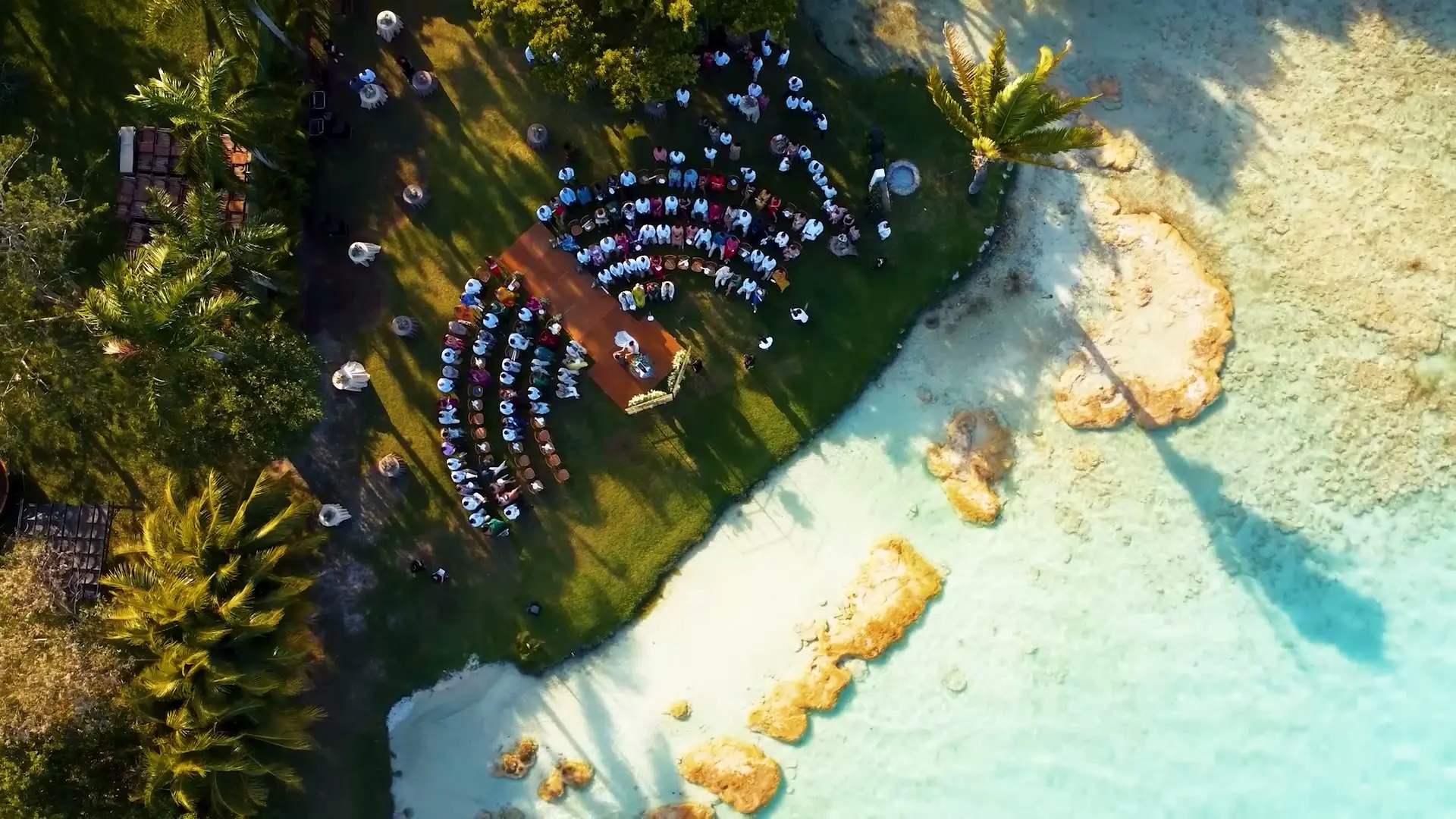 Ceremonia de boda a la orilla de la laguna, vista aérea