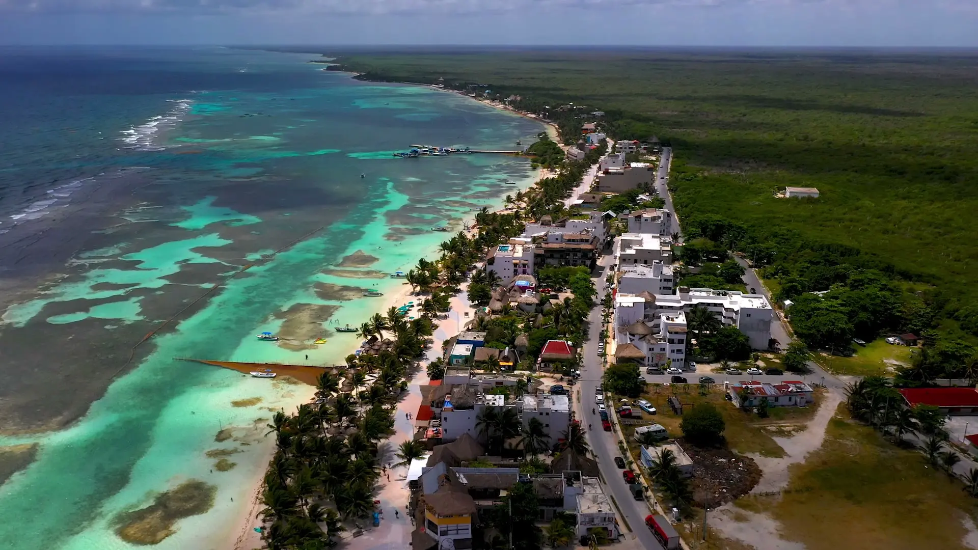 Costa de Mahahual con el arrecife visible desde el aire