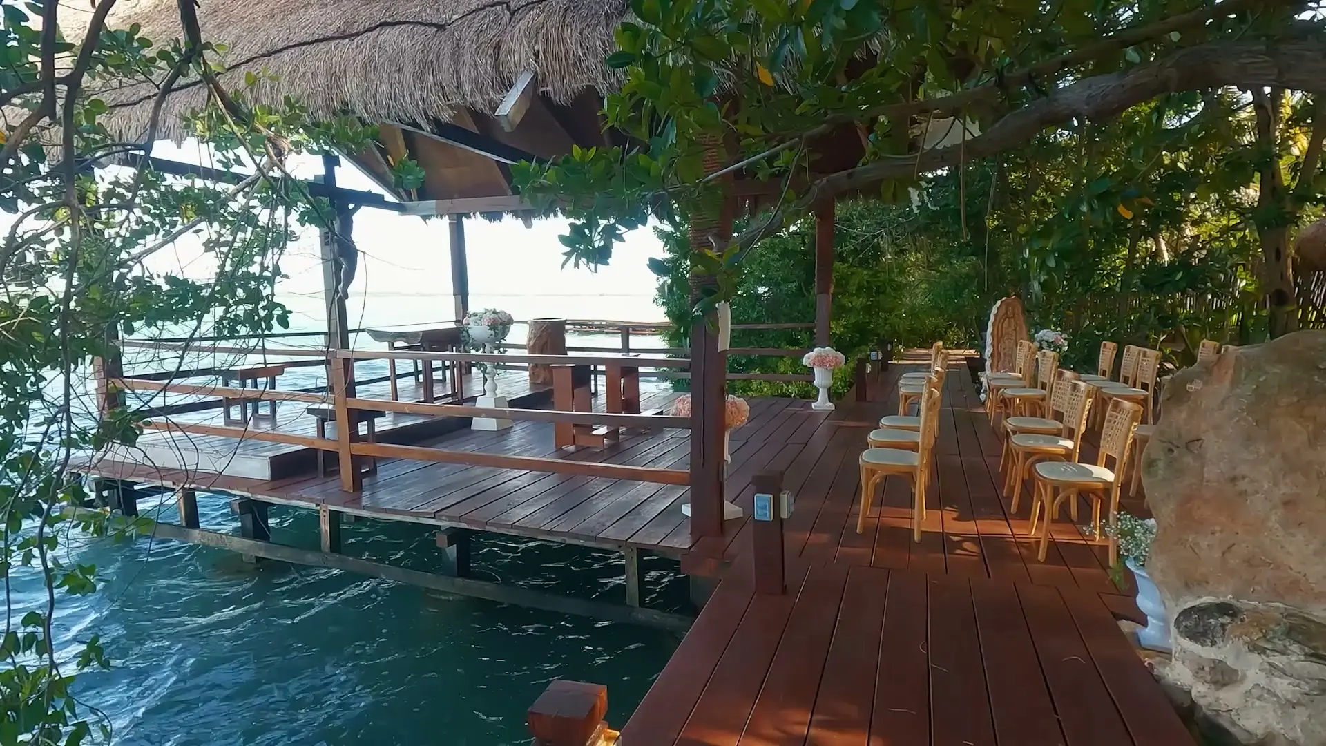 Terraza de madera sobre la laguna, preparada para recibir visitantes