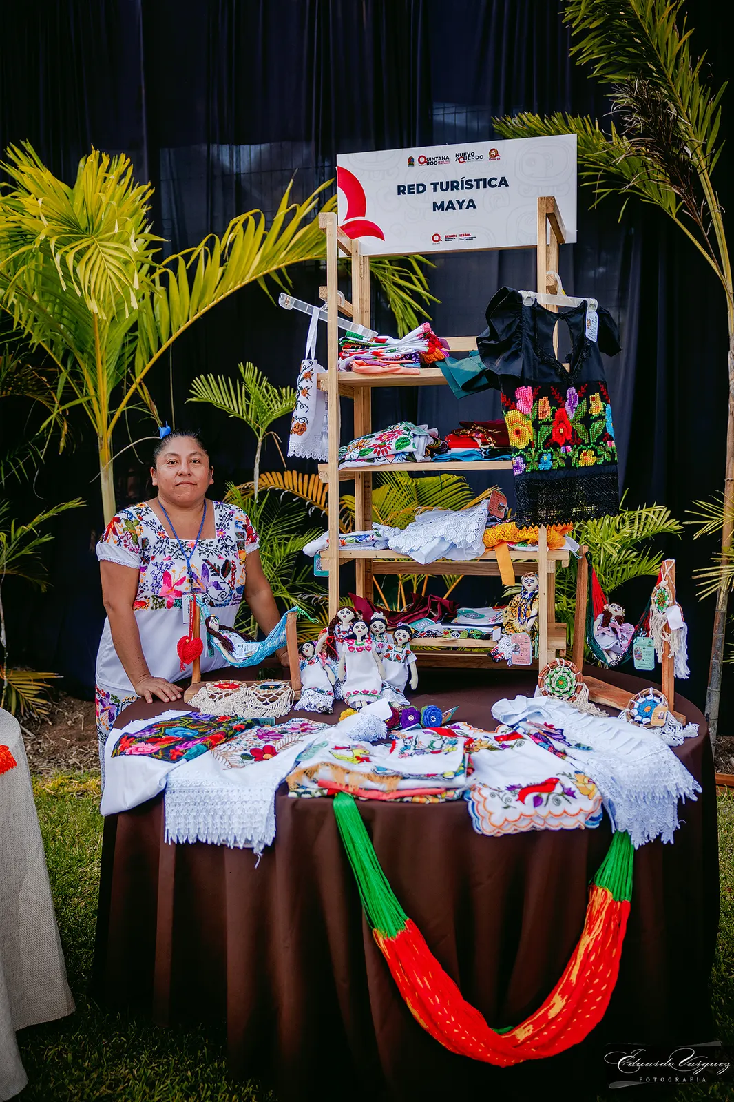 Stand de la Red Turística Maya con artesanías de la región