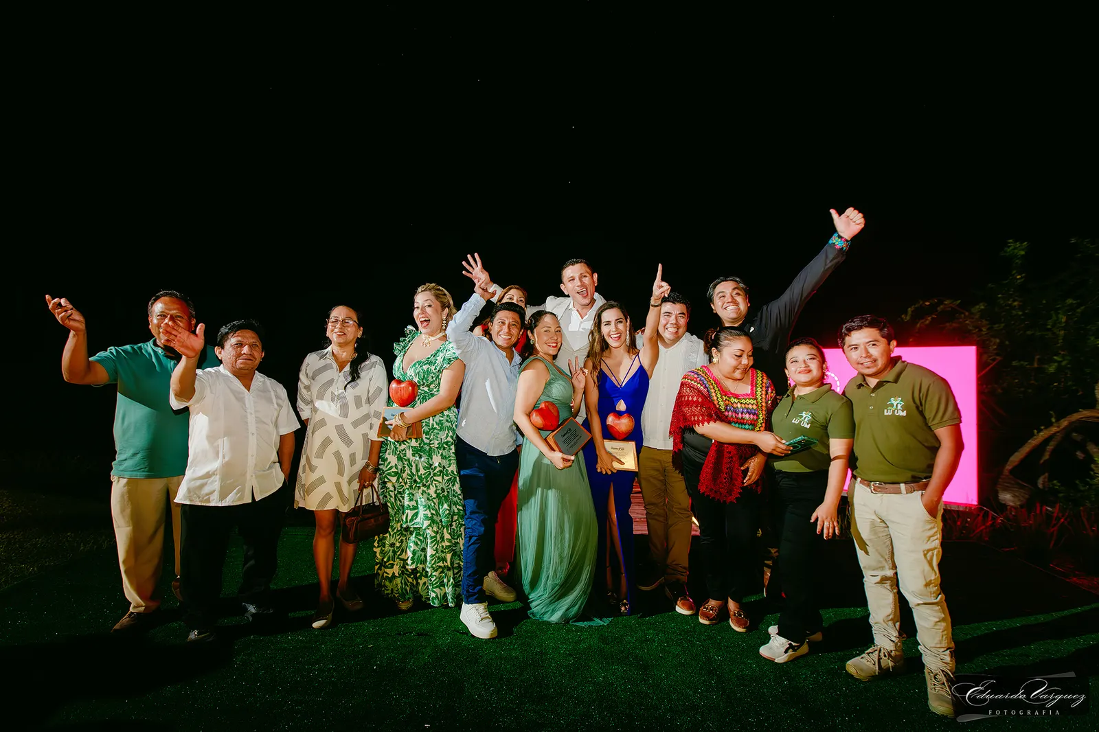 Equipo y aliados de Ruta del Romance celebrando al cierre de un evento